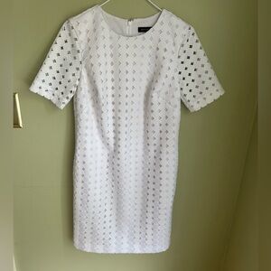 Banana Republic dressy white sheath w/circular cut out design. Short sleeve Sz 2